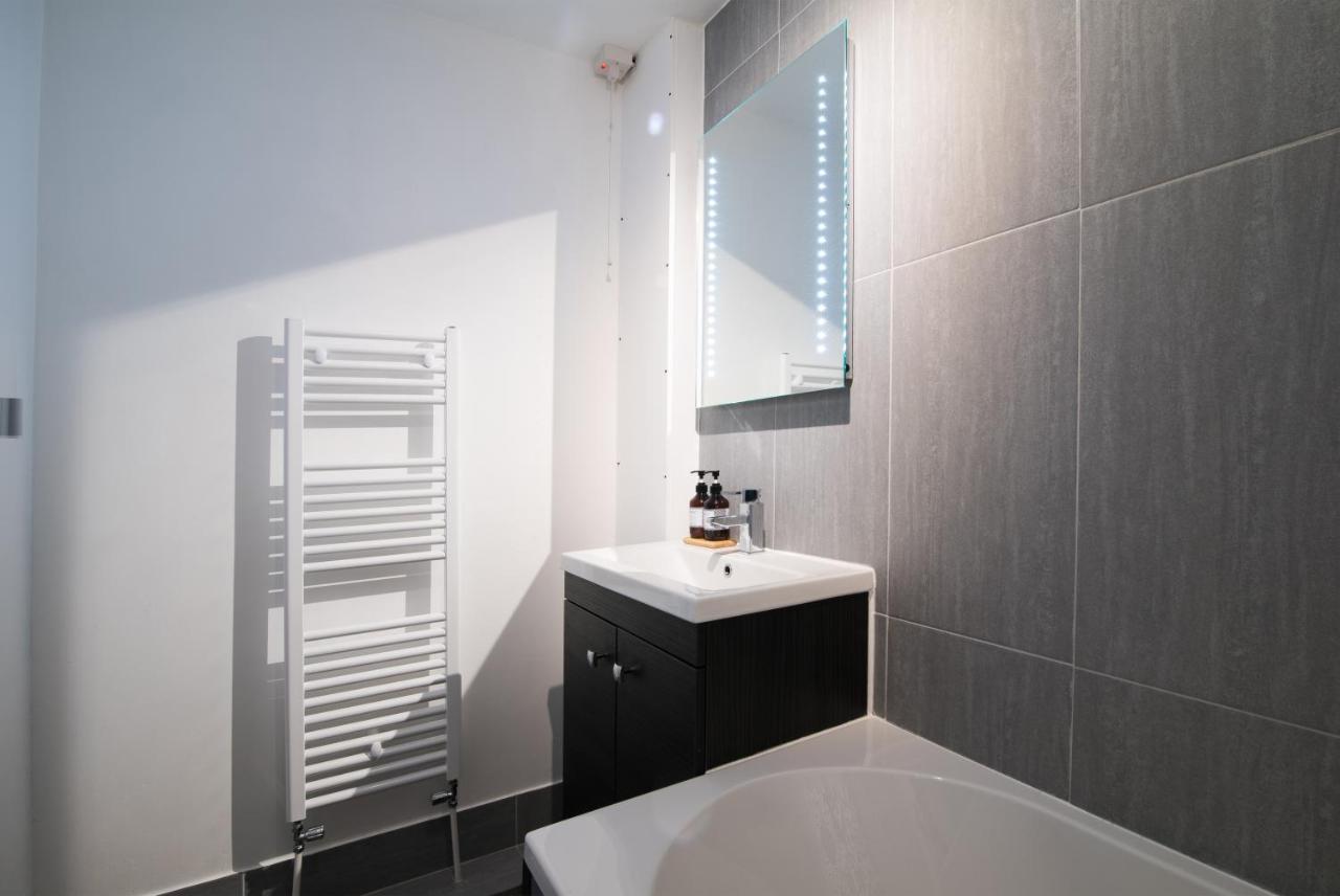 Immaculate 3 Bed House - Stunning Balcony Views Appartement Matlock  Buitenkant foto